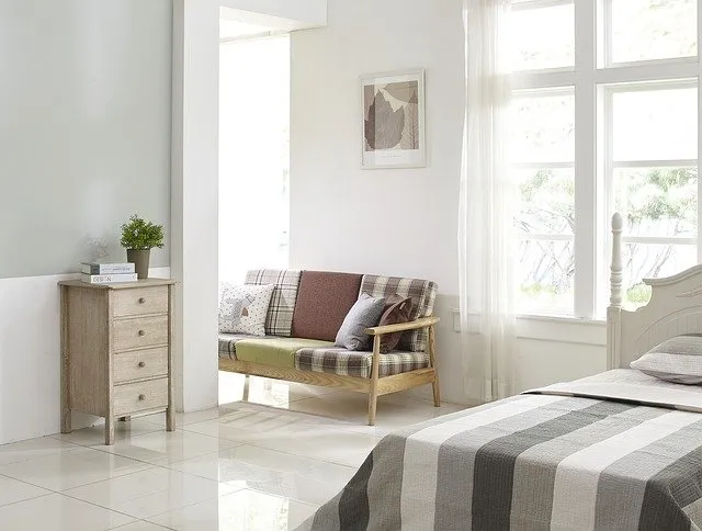 Pomysł na pustą ścianę w salonie. 3 eleganckie propozycje